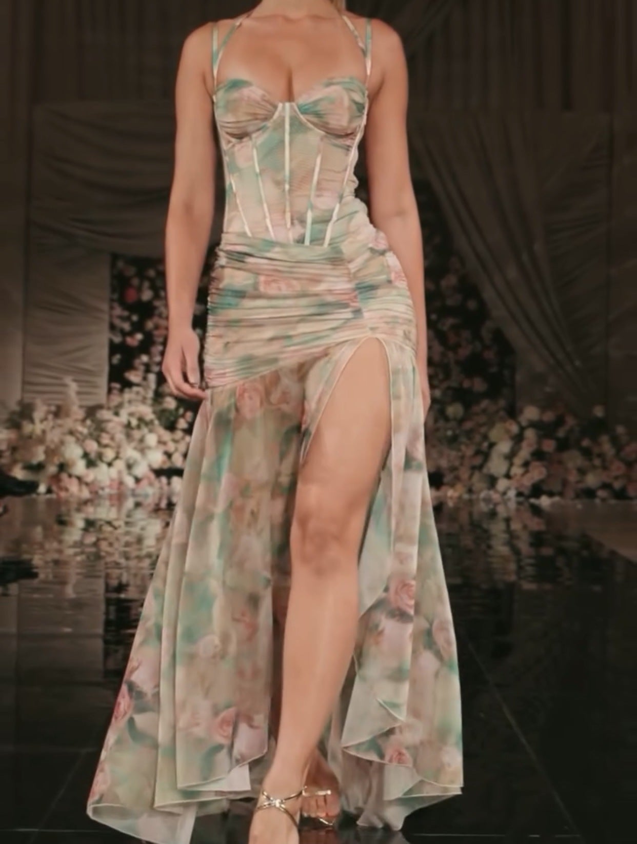 Gėlėta maksi suknelė iš auricci