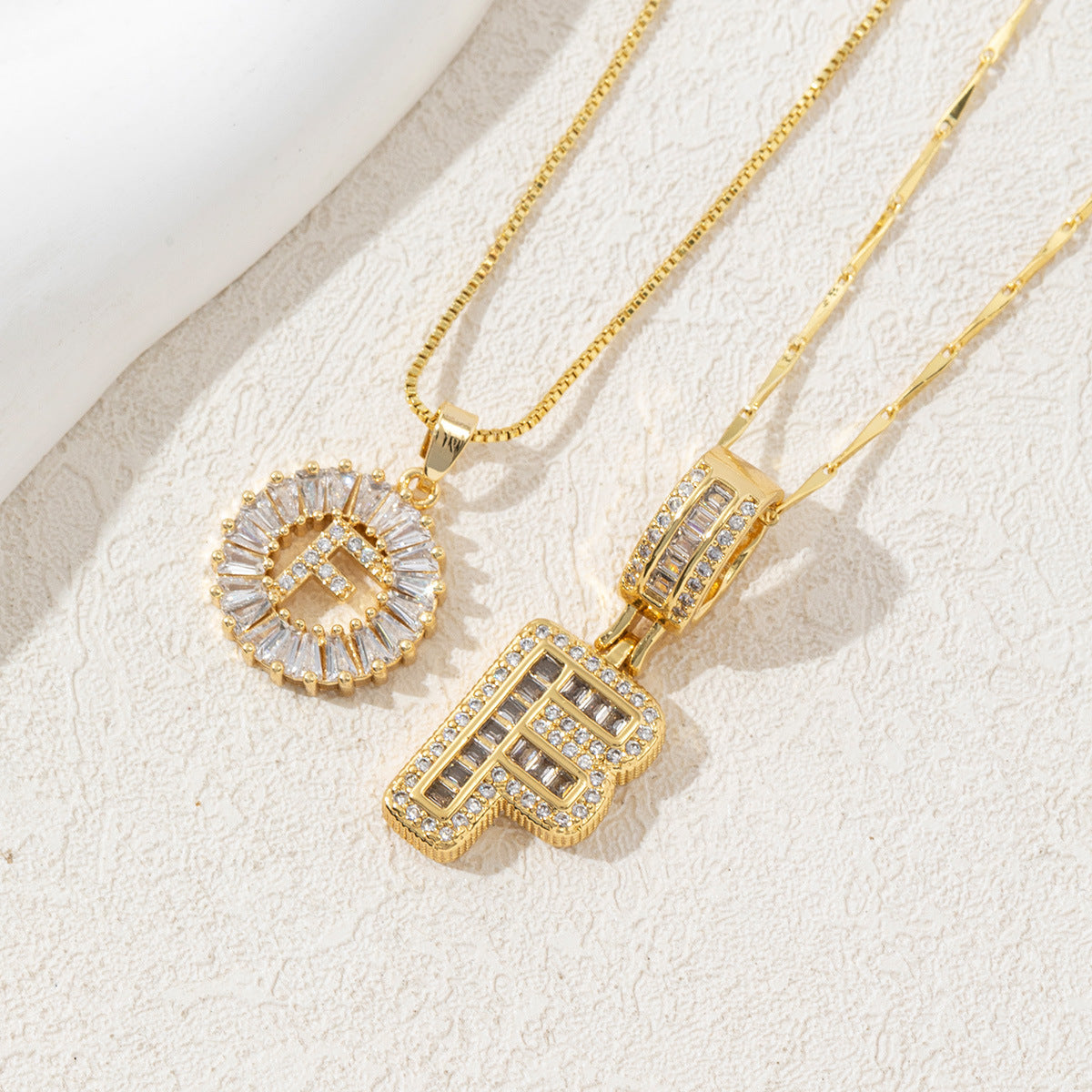 14 karatų dviejų dalių deimantinis raidžių ir inicialų vėrinys