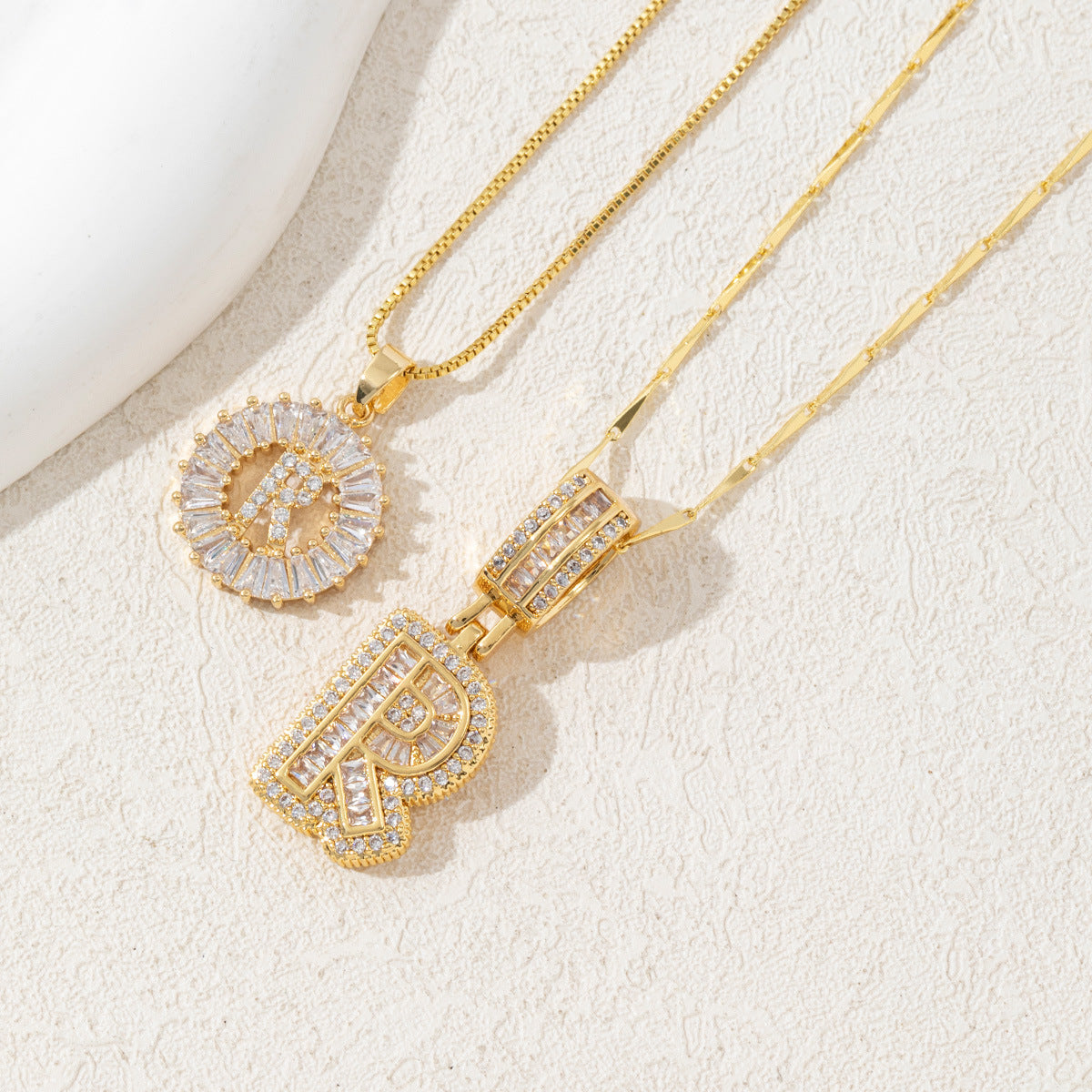 14 karatų dviejų dalių deimantinis raidžių ir inicialų vėrinys