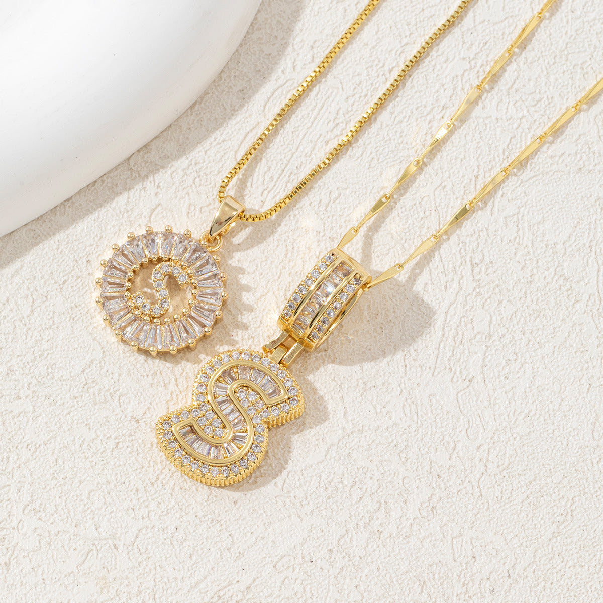 14 karatų dviejų dalių deimantinis raidžių ir inicialų vėrinys