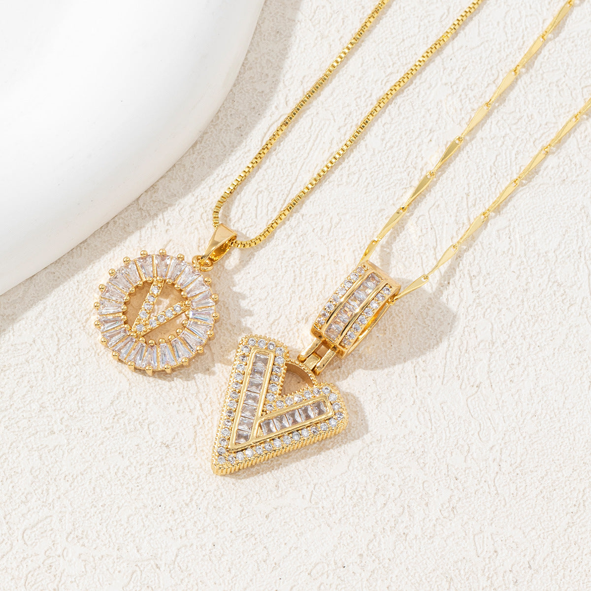 14 karatų dviejų dalių deimantinis raidžių ir inicialų vėrinys