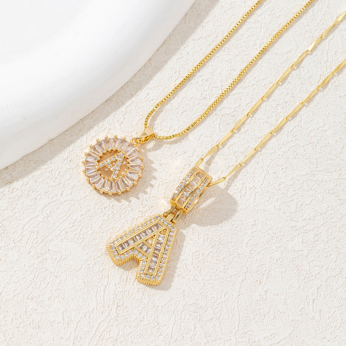 14 karatų dviejų dalių deimantinis raidžių ir inicialų vėrinys